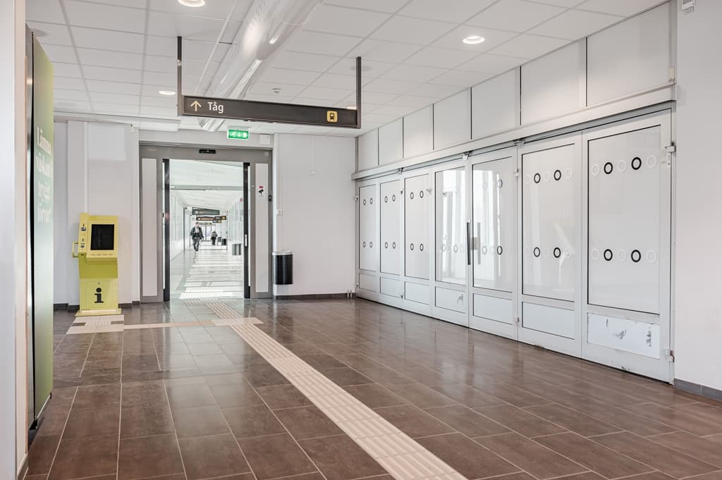 Folierad butiksfront mot gångflöde