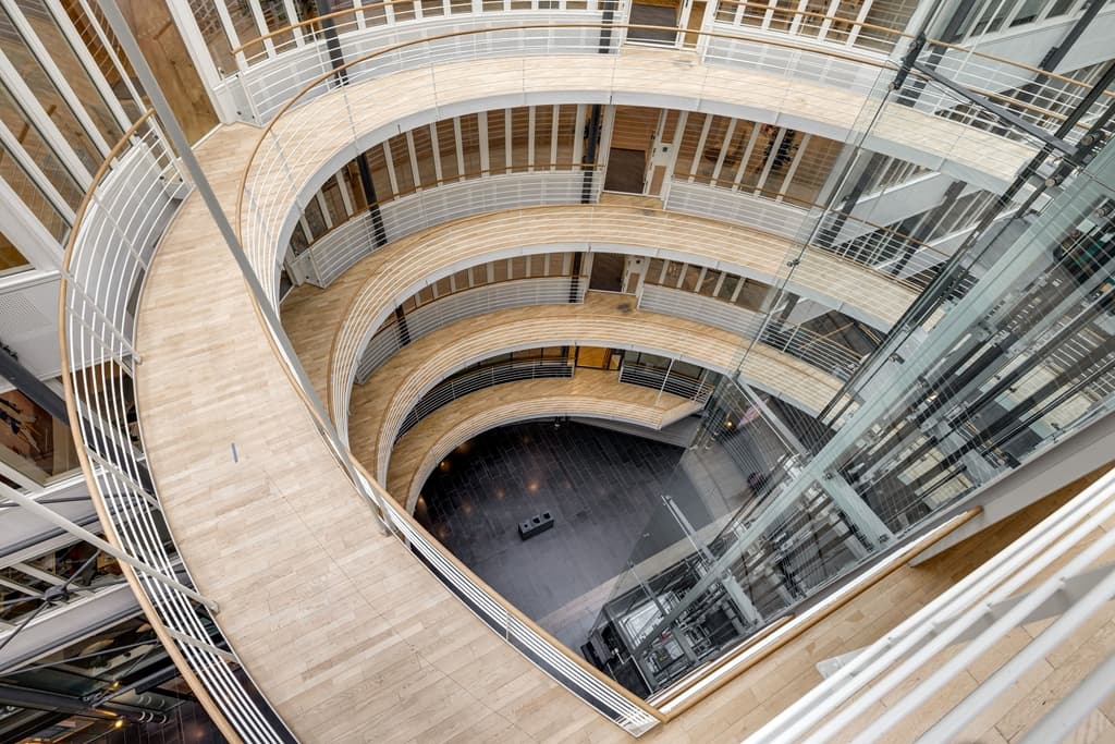 Trapphus som landar in i centralhallen.