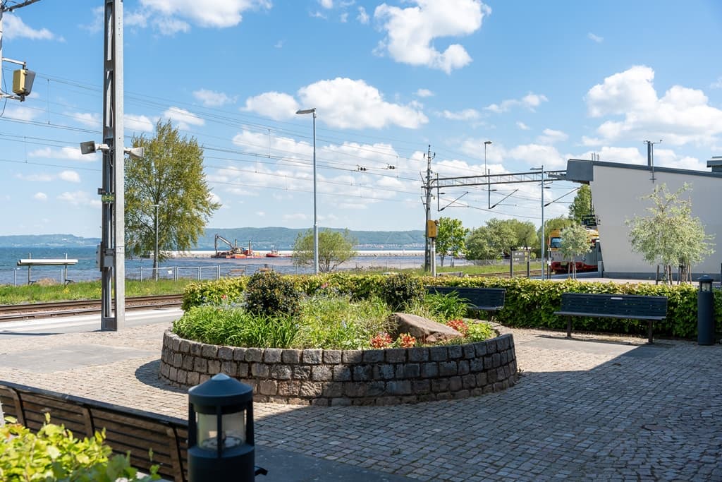 Utanför Jönköpings Resecentrum med utsikt över Vättern