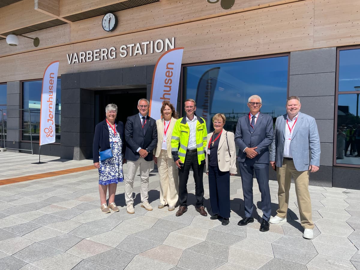 Helene Andersson, ordförande tillväxtutskottet, region Halland, Roberto Maiorana, gd Trafikverket, Biljana Perhsson, vd Jernhusen, Anderas Carlson (KD), infrastruktur- och bostadsminister, Ann-Charlotte Stenkil, Kommunstyrelsens ordförande Varberg, Anders Thornberg Landshövding Halland, Per Ankersjö, moderator
